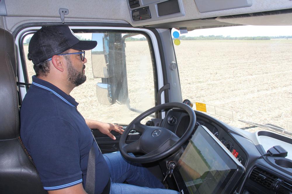 Agro Cana Caiana usa caminhão como transbordo e desenvolve sua própria tecnologia de direção autônoma