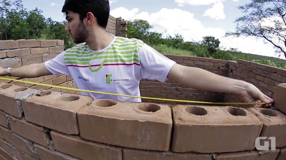 Casas são construídas com tijolos feitos com bagaço de cana-de-açúcar em Pariconha