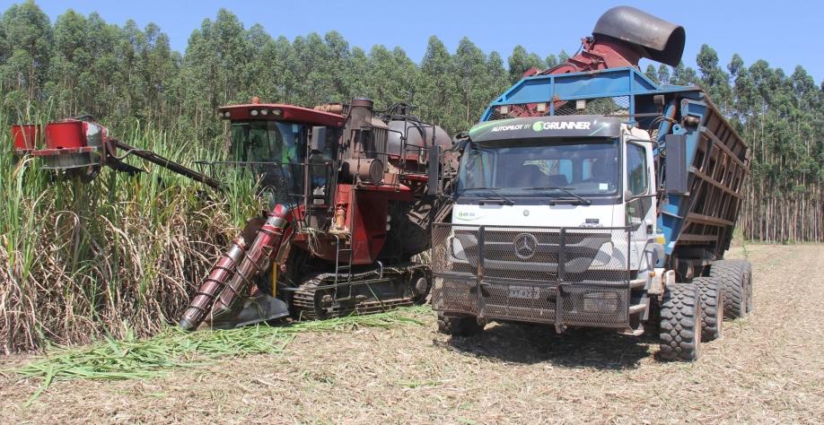 Agro Cana Caiana usa caminhão como transbordo e desenvolve sua própria tecnologia de direção autônoma