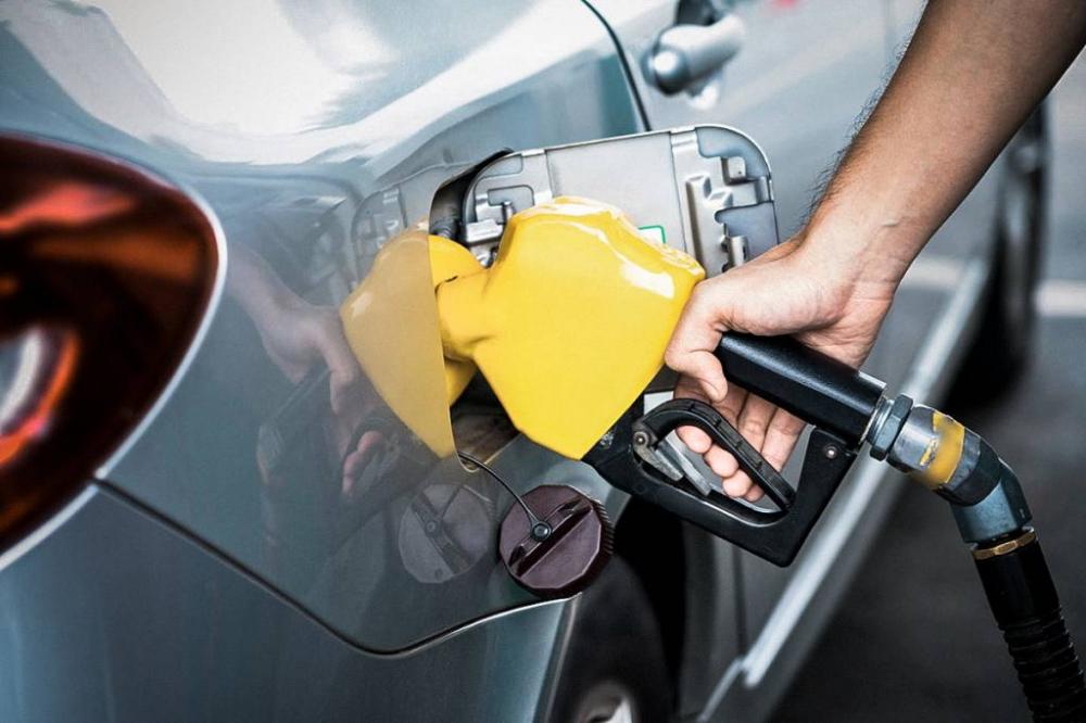 Petrobras reduz preços do diesel e gasolina em 5% em dia de tombo do petróleo