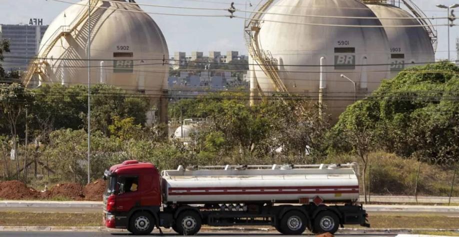 Preço do diesel subiu 18% em um ano; Nordeste tem a gasolina mais cara