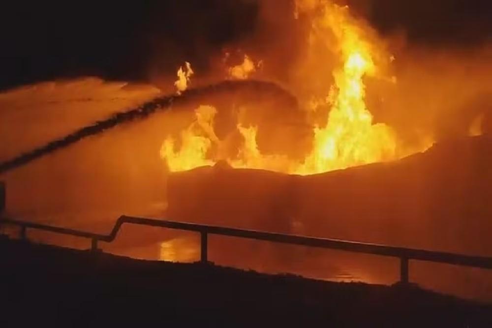 Raio atinge tanque de depósito de etanol da usina Coruripe e provoca incêndio